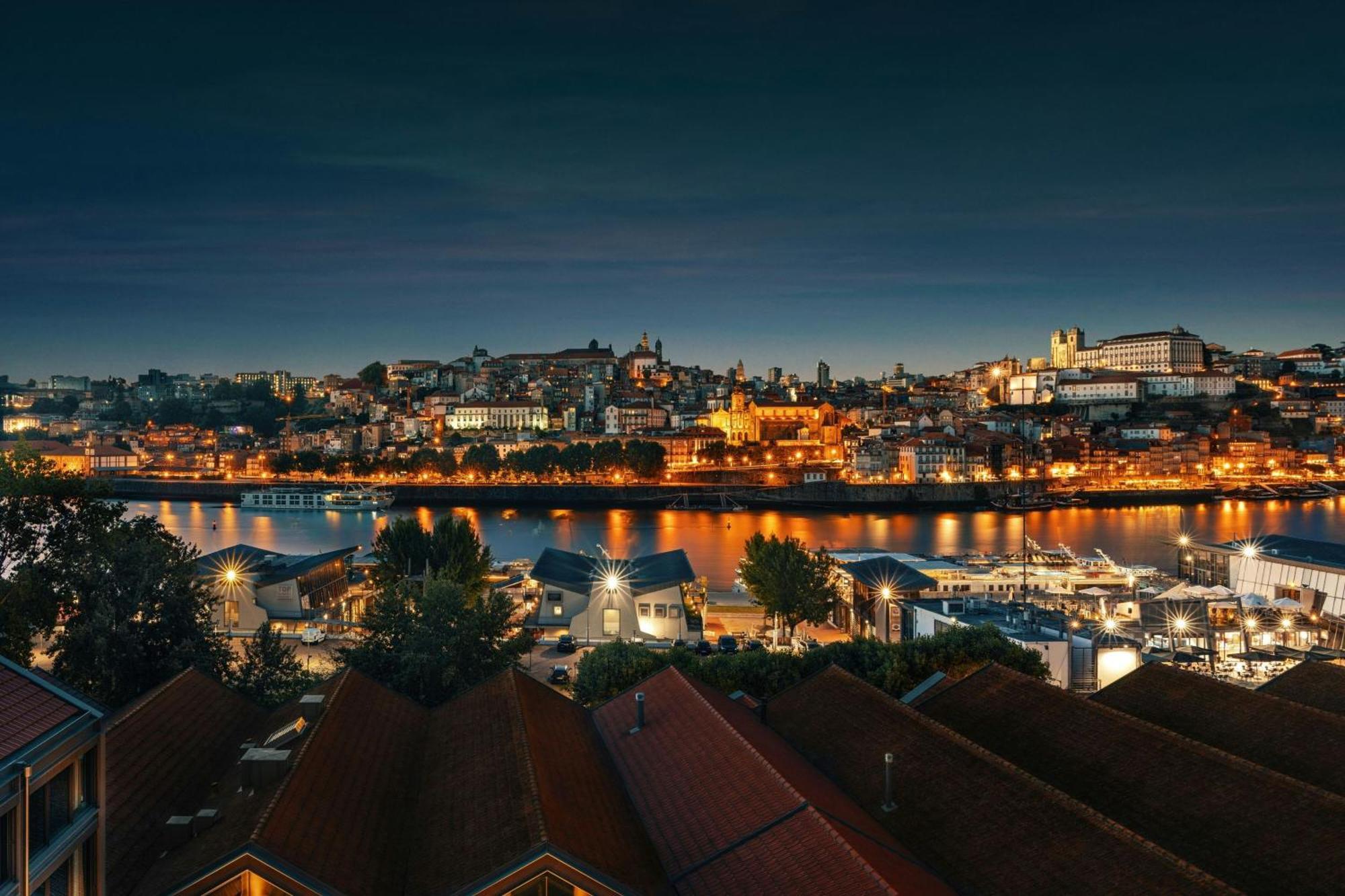 Forte De Gaia, Autograph Collection Vila Nova de Gaia Kültér fotó The city of Coimbra at night