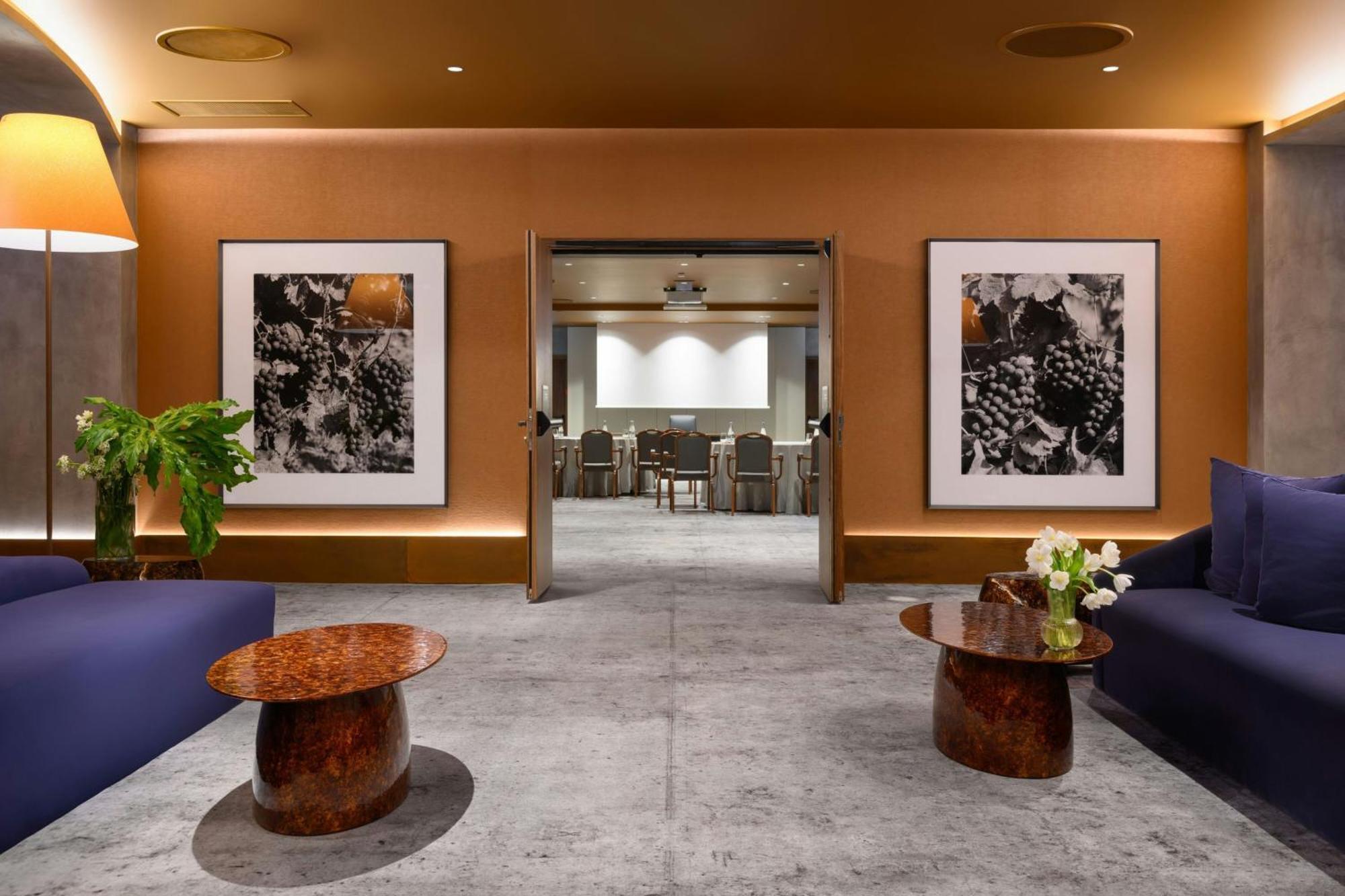 Forte De Gaia, Autograph Collection Vila Nova de Gaia Kültér fotó The Club lounge at Hong Kong International Airport