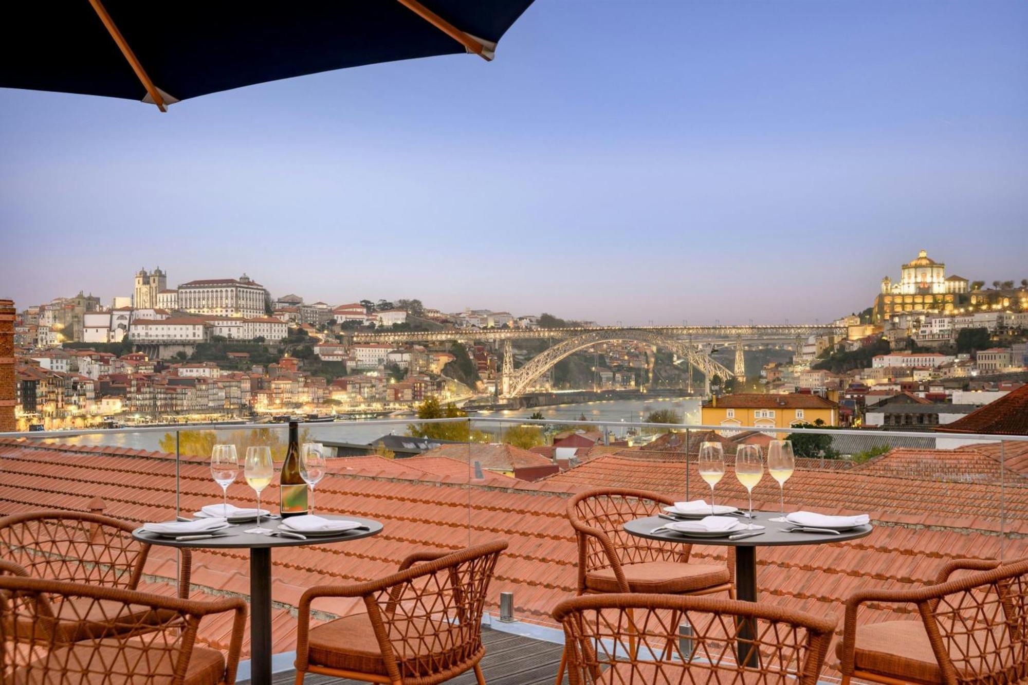 Forte De Gaia, Autograph Collection Vila Nova de Gaia Kültér fotó View from the hotel's rooftop bar