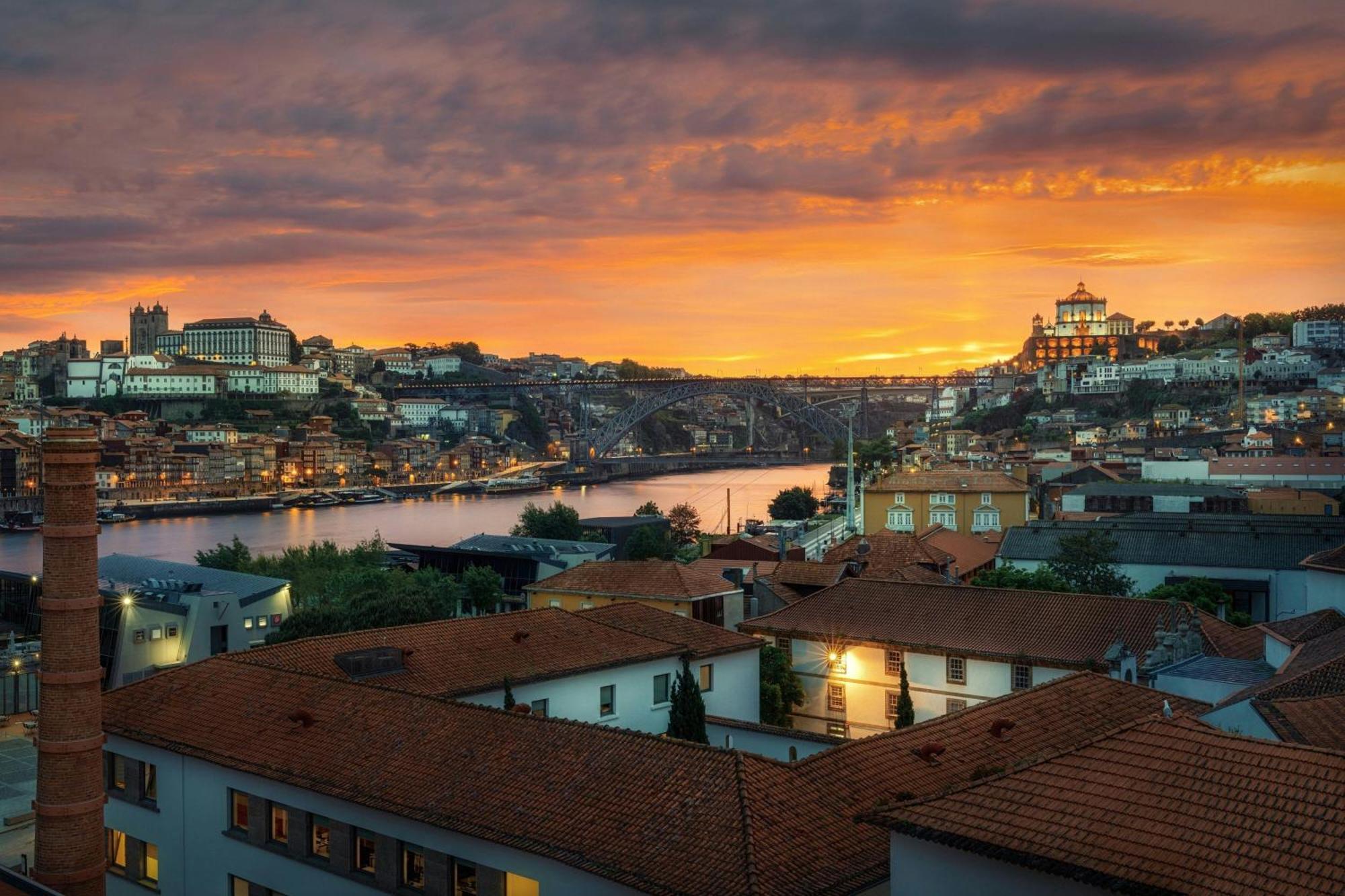 Forte De Gaia, Autograph Collection Vila Nova de Gaia Kültér fotó Sunset over the Tejo River